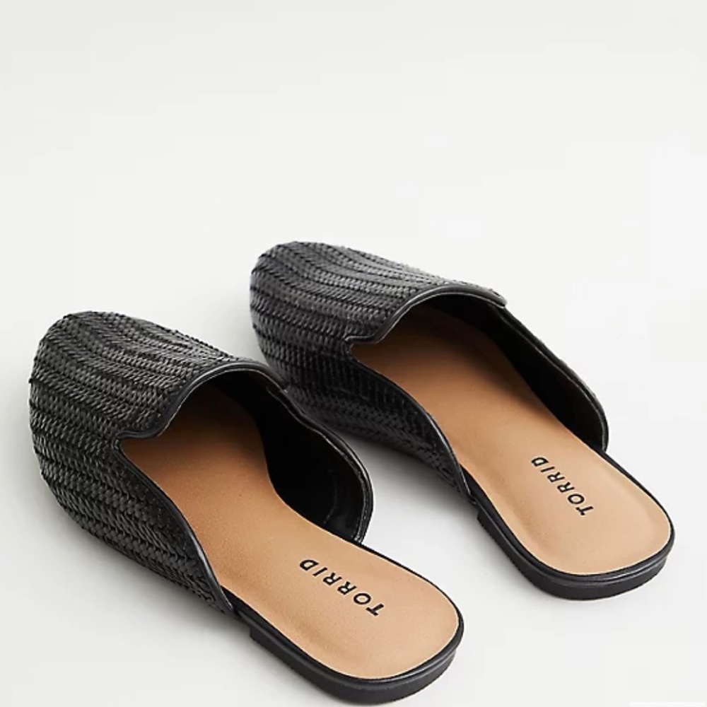 BLACK FAUX LEATHER WOVEN MULE (WW)